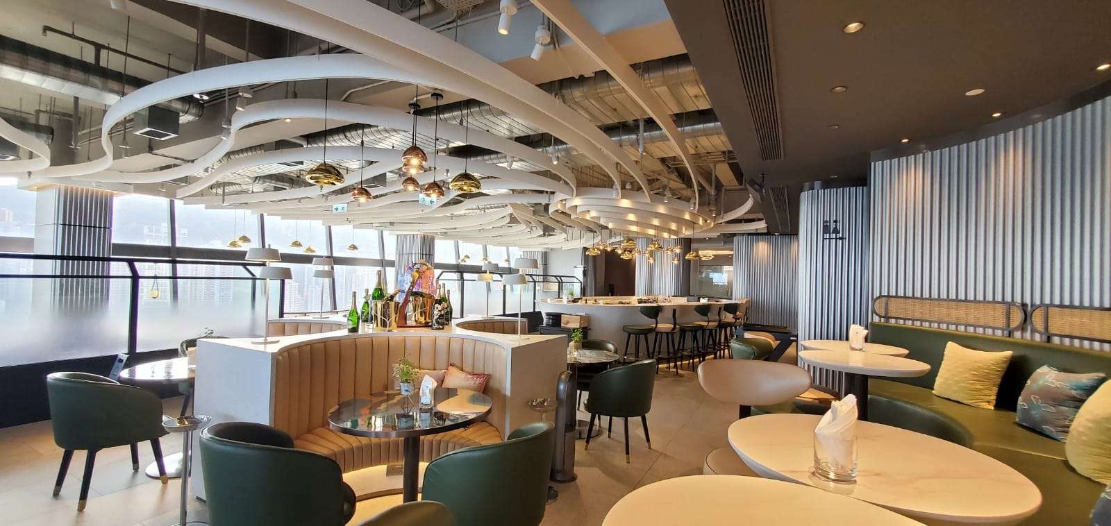 香港柏寧鉑爾曼酒店 27 樓 Skye 餐廳 – 露天酒吧